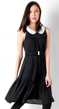 Черное платье с белым воротничком